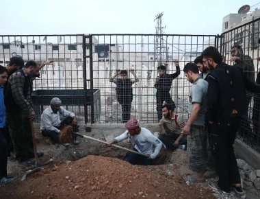 Η φωτογραφία που συγκλονίζει από την Α. Γκούτα: Παιδί κρατά κεφάλι αποκεφαλισμένου Σύρου στρατιώτη